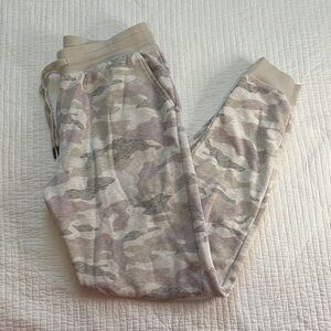 Old Navy Women's Beige Camouflage Joggers